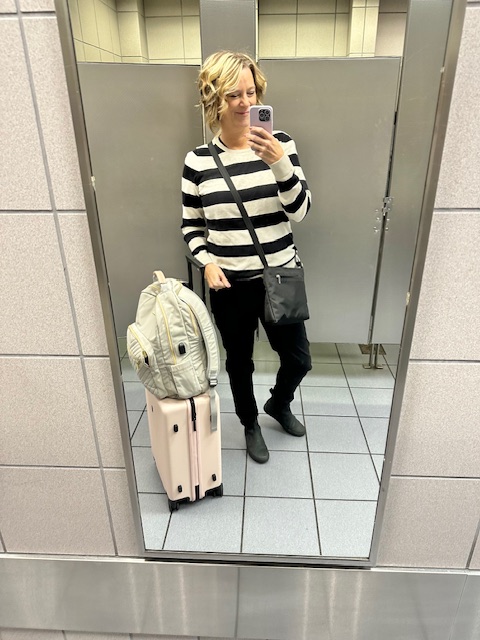 laurie-travel-outfit-airport-anti-theft-crossbody-bag-with-luggage